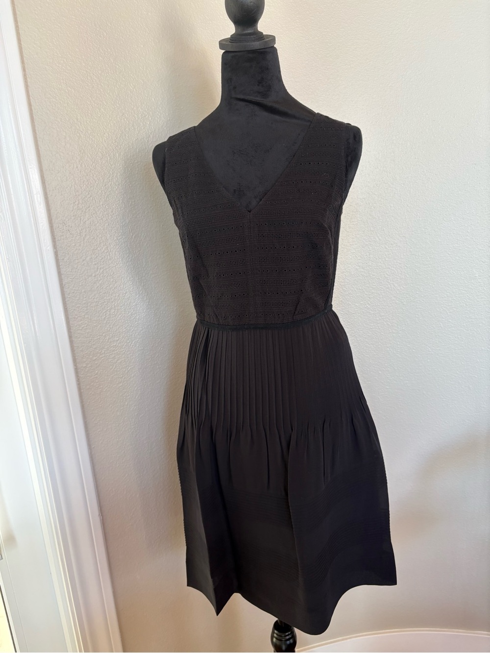 Burberry Brit Black Sleeveless V-Neck Pleated Women's Dress